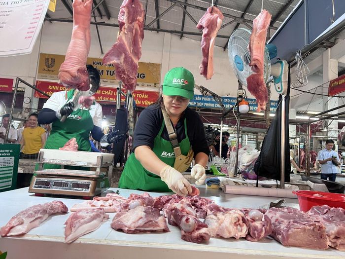Mặt hàng thịt lợn được gắn "Tick xanh trách nhiệm" bày bán lần đầu tại chợ truyền thống TP Hồ Chí Minh.