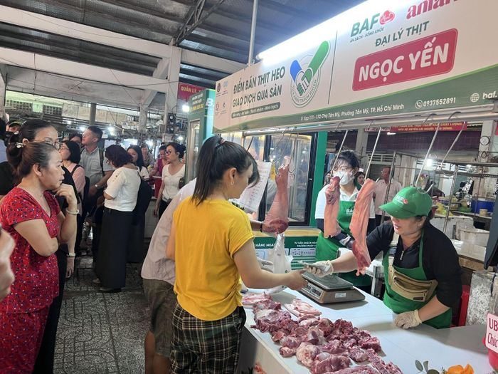 Quầy thịt lợn được bán tại chợ truyền thống.