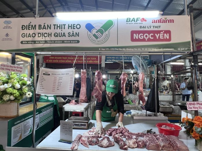 Chỉ với thao tác quét mã, người tiêu dùng có thể tra cứu đầy đủ thông tin về sản phẩm bày bán tại chợ.