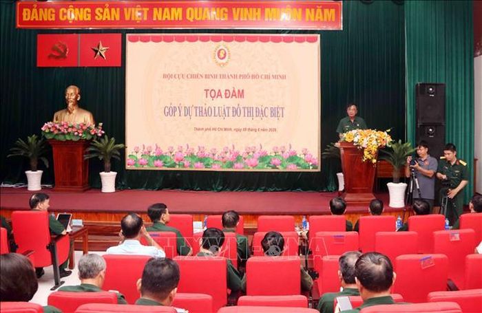 Thiếu tướng Nguyễn Minh Hoàng, Phó Chủ tịch Trung ương Hội Cựu chiến binh Việt Nam, Chủ tịch Hội Cựu chiến binh Thành phố Hồ Chí Minh phát biểu kết luận Tọa đàm.