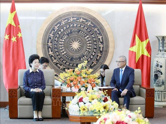 Phó Chủ tịch Chính hiệp toàn quốc Trung Quốc Hàm Huy trao đổi hợp tác toàn diện với Bí thư Tỉnh ủy Phú Thọ Phạm Đại Dương. Ảnh: Tạ Toàn/TTXVN