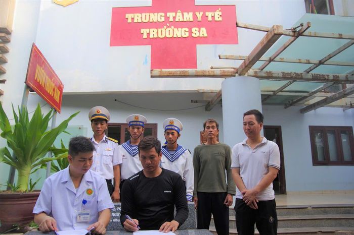 Bệnh nhân Nguyễn Văn Lộc được y bác sĩ bệnh xá Trường Sa cho xuất viện. Ảnh: Đoàn Trưởng