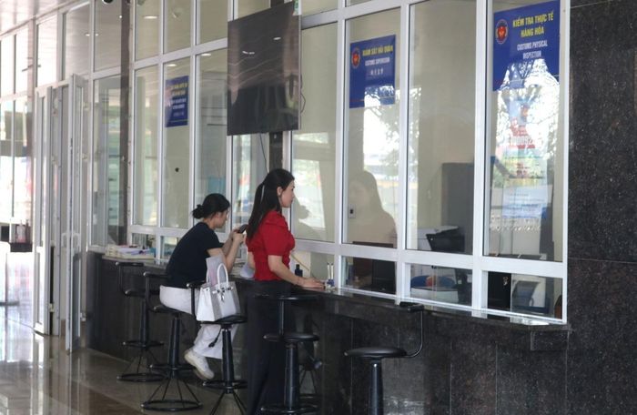 Người dân đến làm thủ tục thông quan hàng hóa tại Cửa khẩu quốc tế Tà Lùng.