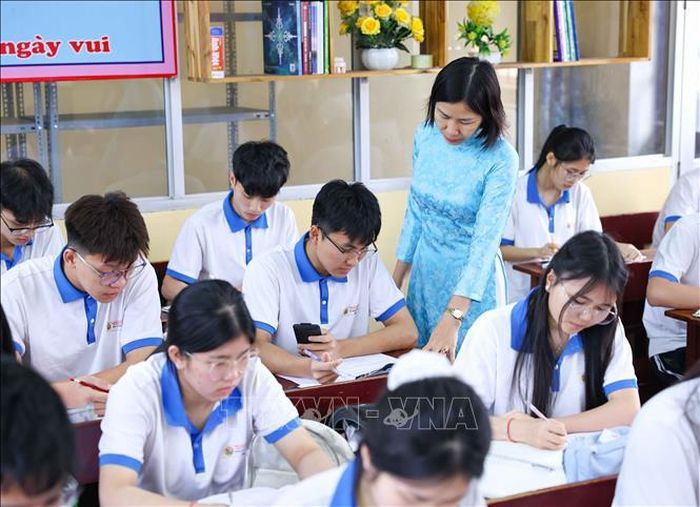 Đến nay, công tác ôn tập cho học sinh lớp 12 tại các trường THPT được thực hiện theo đúng kế hoạch. Ảnh: Thanh Tùng/TTXVN