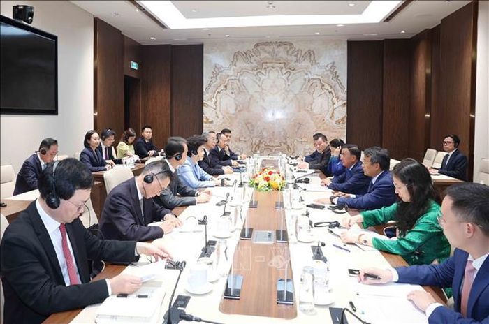 Thường trực Ban Bí thư Trần Cẩm Tú tiếp Phó Chủ tịch Chính hiệp Toàn quốc Trung Quốc Hàm Huy. Ảnh: Phương Hoa/TTXVN