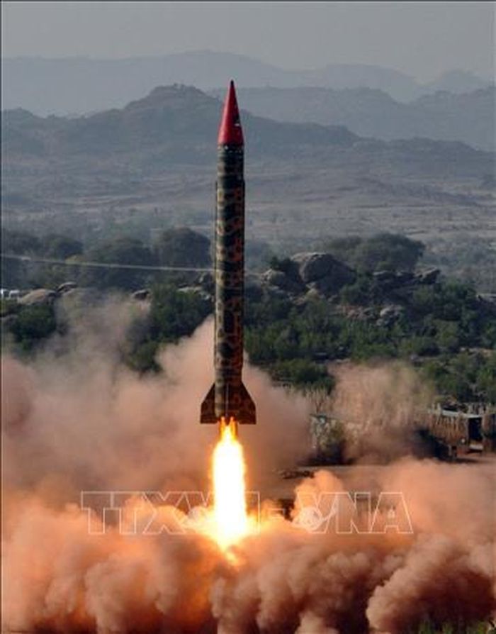 Tên lửa Ghauri của Pakistan được phóng thử từ một địa điểm bí mật ngày 21/12/2010. Ảnh: AFP/ TTXVN