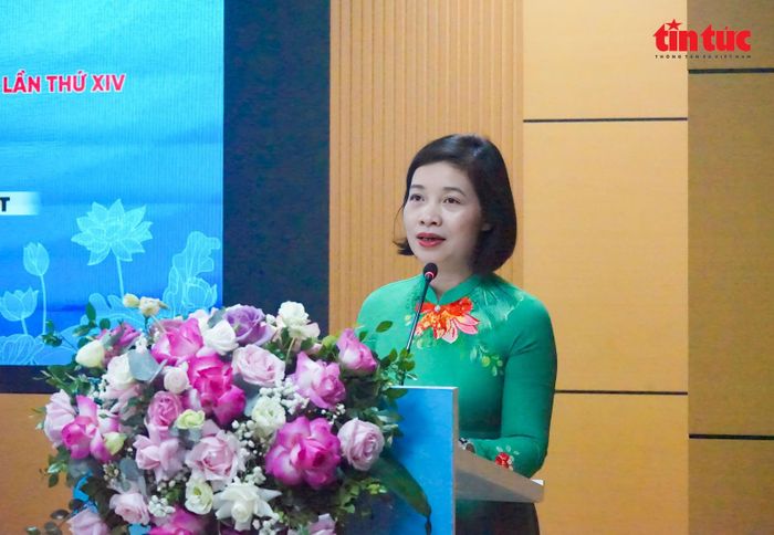 Bà Nguyễn Thị Kim Dung, Phó Trưởng Ban Thường trực Ban Công tác Phụ nữ cung cấp thông tin về Đại hội.