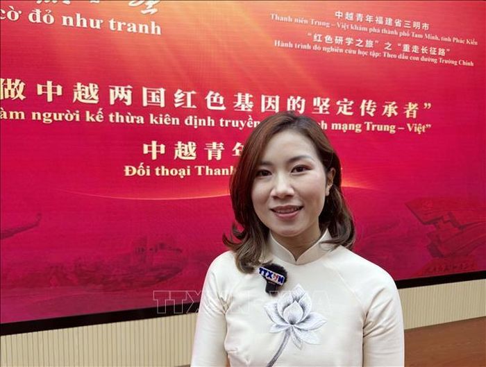 Chị Phan Thị Phương, đại diện thanh niên Việt Nam trả lời phỏng vấn của phóng viên TTXVN tại Trung Quốc.