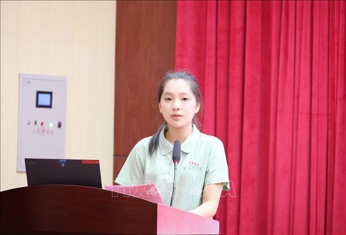 Chị Thái Vũ Huyên, đại diện thanh niên Trung Quốc phát biểu tại buổi đối thoại.