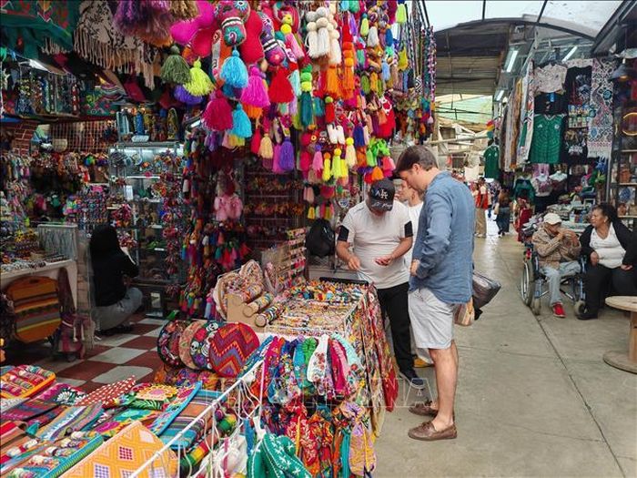 Du khách nước ngoài tìm hiểu các sản phẩm thủ công tại chợ La Ciudadela ở thủ đô Mexico City trước thềm World Cup 2026.