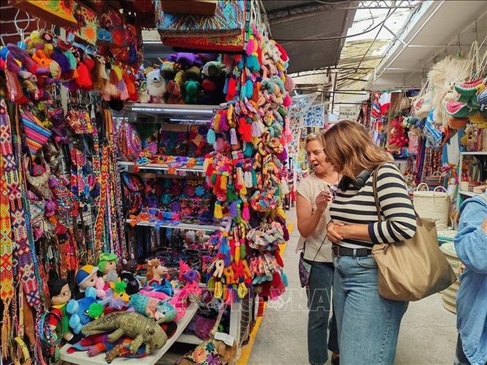Du khách chọn mua quà lưu niệm tại chợ La Ciudadela ở thủ đô Mexico City.