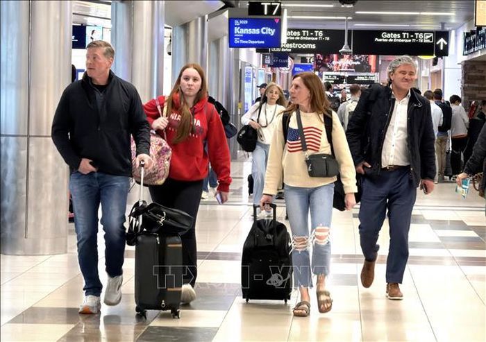 Du khách đến Sân bay Quốc tế Hartsfield-Jackson ở thành phố Atlanta, nơi sẽ diễn ra 8 trận đấu trong khuôn khổ World Cup 2026. Ảnh: Ngọc Quang/PV TTXVN tại Mỹ