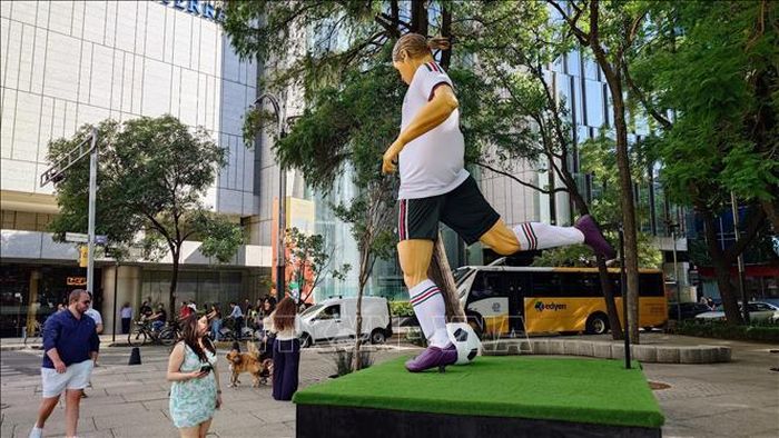 Mô hình cầu thủ bóng đá khổng lồ được đặt trước trụ sở công ty bảo hiểm Monterrey Seguridad tại thủ đô Mexico City, Mexico. Ảnh minh họa: Phi Hùng/PV TTXVN tại Mexico