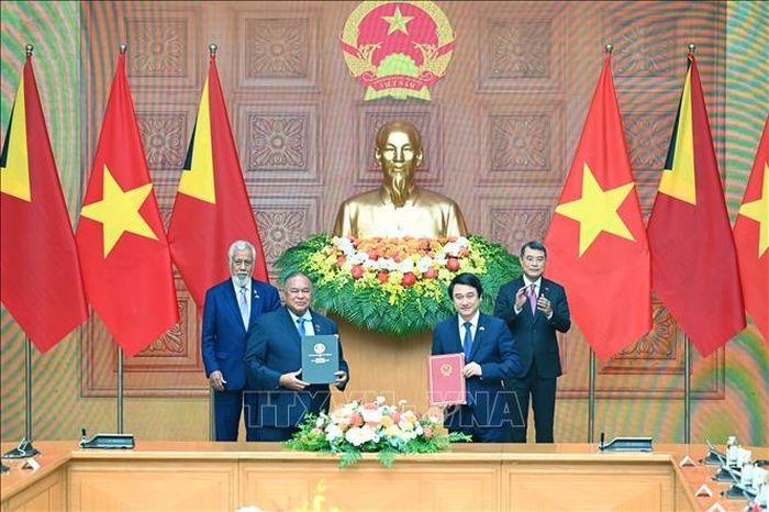 Thủ tướng Lê Minh Hưng và Thủ tướng Timor-Leste Kay Rala Xanana Gusmão chứng kiến trao Hiệp định giữa Chính phủ hai nước về miễn thị thực cho người mang hộ chiếu phổ thông. Ảnh: Dương Giang/TTXVN