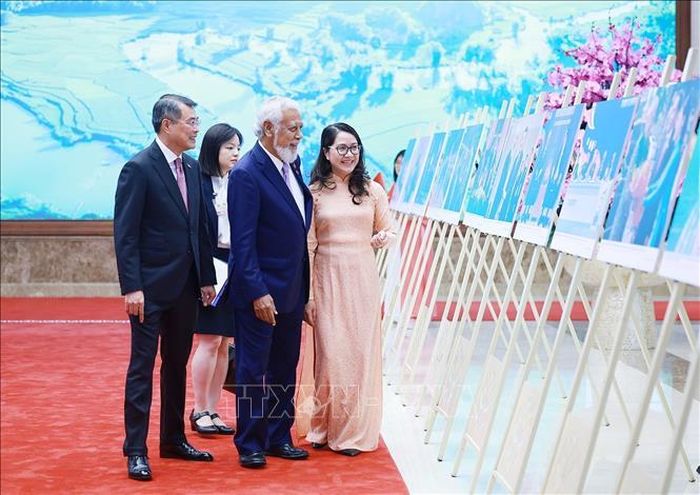 Thủ tướng Lê Minh Hưng và Thủ tướng Timor-Leste Kay Rala Xanana Gusmão tham quan trưng bày ảnh về quan hệ hợp tác giữa hai nước do Thông tấn xã Việt Nam thực hiện. Ảnh: Dương Giang/ TTXVN