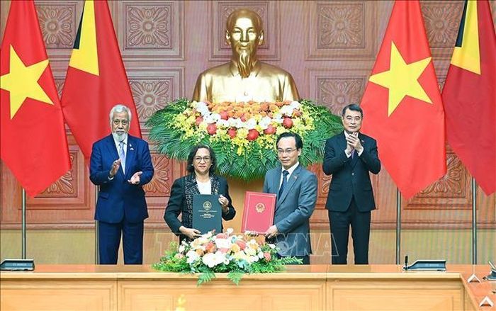Thủ tướng Lê Minh Hưng và Thủ tướng Timor-Leste Kay Rala Xanana Gusmão chứng kiến trao Bản ghi nhớ giữa Bộ Giáo dục và Đào tạo Việt Nam và Bộ Giáo dục Đại học, Khoa học và Văn hóa Timor-Leste về hợp tác giáo dục đại học và bản ghi nhớ về hợp tác giáo dục với Bộ Giáo dục Timor-Leste. Ảnh: Dương Giang/ TTXVN