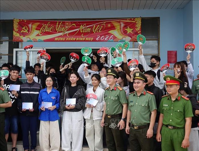 Ban Thanh niên Công an tỉnh An Giang trao quà cho học sinh có hoàn cảnh khó khăn.