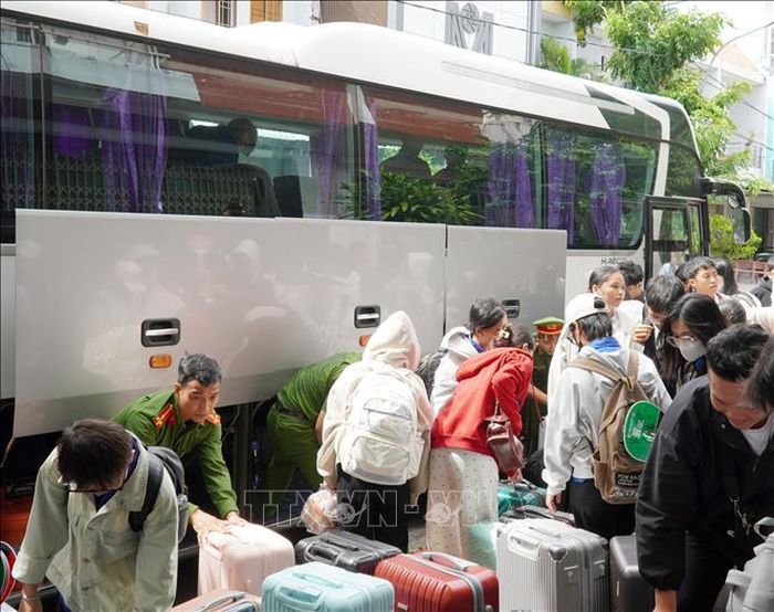 Ban Thanh niên Công an tỉnh An Giang hỗ trợ các thí sinh vùng hải đảo vào Rạch Giá thi tốt nghiệp THPT năm 2026.