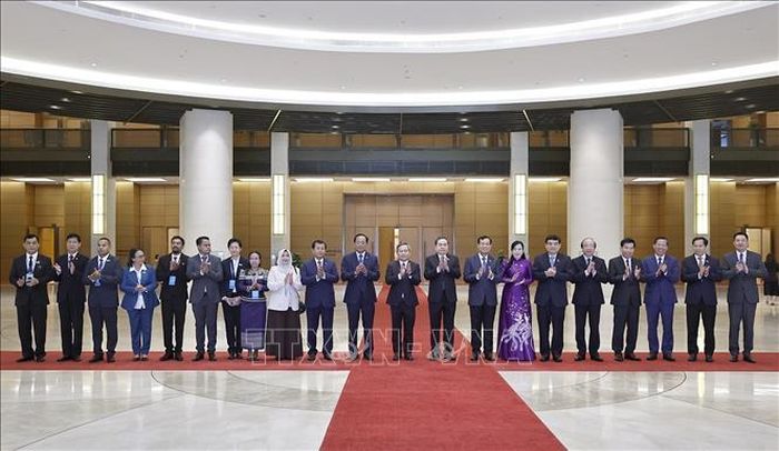 Chủ tịch Quốc hội Trần Thanh Mẫn và Lãnh đạo các thành phố ASEAN cùng các đại biểu chụp ảnh chung. Ảnh: Doãn Tấn/TTXVN
