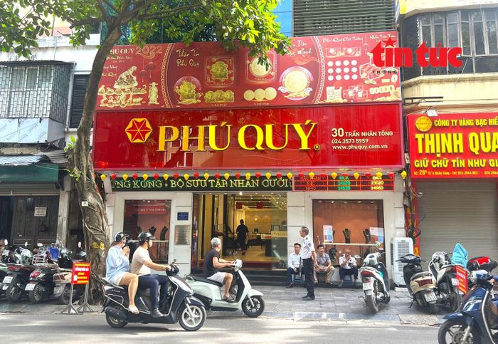 Giao dịch vàng trầm lắng trên phố Trần Nhân Tông, Hà Nội. Ảnh: Thế Đoàn