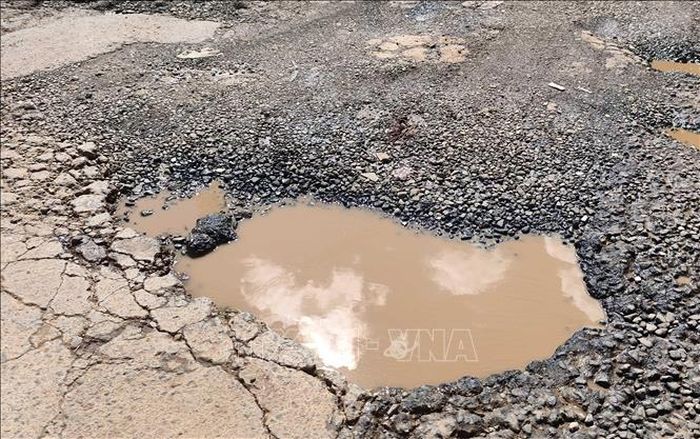Mặt đường Lê Duẩn, xã Đức Lập (Lâm Đồng) xuất hiện hàng trăm ổ voi, ổ gà, ảnh hưởng việc đi lại của người dân và mất mỹ quan đô thị.