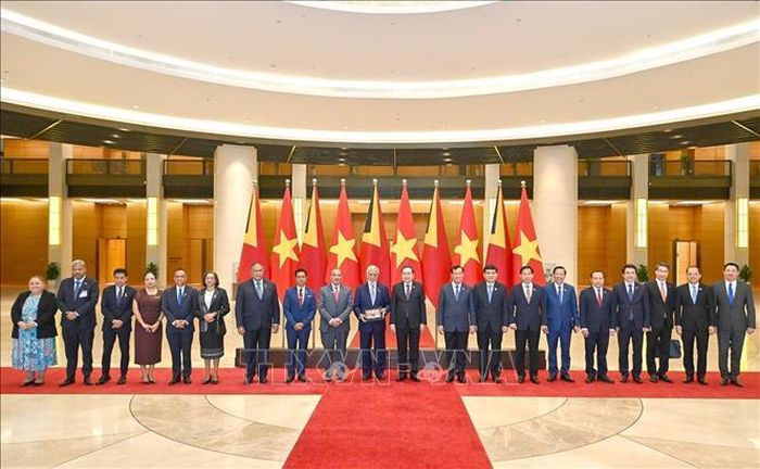 Chủ tịch Quốc hội Trần Thanh Mẫn và Thủ tướng nước Cộng hòa Dân chủ Timor-Leste Kay Rala Xanana Gusmão với các đại biểu. Ảnh: Doãn Tấn/TTXVN