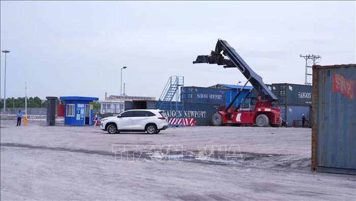 Hoạt động tiếp nhận hạng hóa xuất nhập khẩu tại Cảng cạn Tân Cảng - Mộc Bài ở Khu Kinh tế Cửa khẩu Mộc Bài, xã Bến Cầu, tỉnh Tây Ninh.