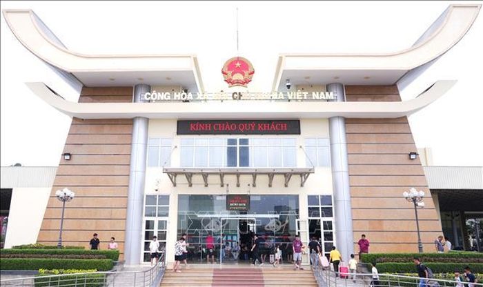 Mỗi ngày có từ 5.000 - 6.000 lượt hành khách thuộc hơn 100 quốc tịch xuất nhập cảnh qua Nhà liên hợp Cửa khẩu quốc tế Mộc Bài.