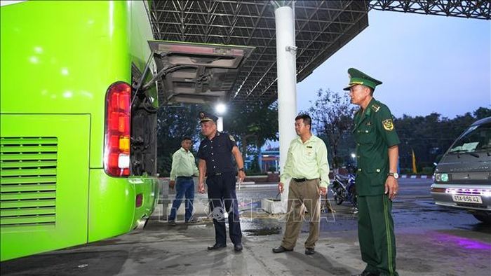Lực lượng chức năng thực hiện kiểm tra, điều tiết hoạt động vận tải hành khách tại Cửa khẩu quốc tế Mộc Bài.