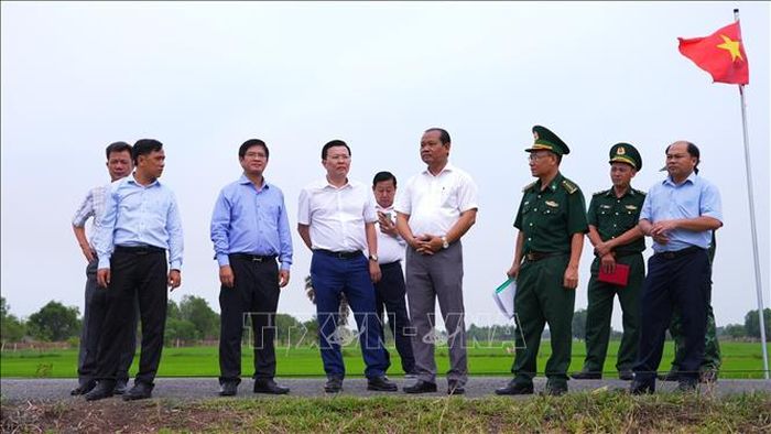 Lãnh đạo tỉnh Tây Ninh khảo sát khu vực biên giới xã Bến Cầu, nơi được định hướng phát triển đồng bộ hạ tầng giao thông, logistics và khu kinh tế cửa khẩu.