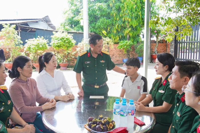 Thượng tá Đỗ Quốc Bảo, Phó Chủ nhiệm Chính trị Bộ Tư lệnh TP Hồ Chí Minh ân cần thăm hỏi, động viên gia đình quân nhân có con mắc bệnh hiểm nghèo. Ảnh: Nguyên Phú