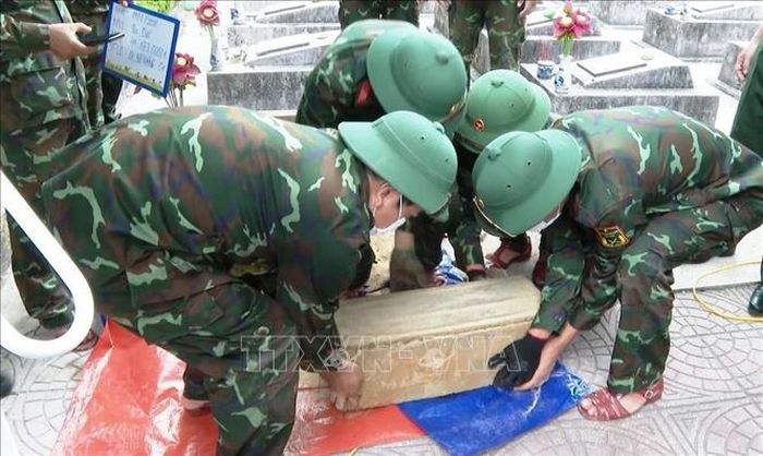 Toàn bộ quy trình lấy mẫu được thực hiện nghiêm ngặt theo quy định chuyên môn và hướng dẫn kỹ thuật của cơ quan chức năng. Ảnh: Võ Dung/TTXVN