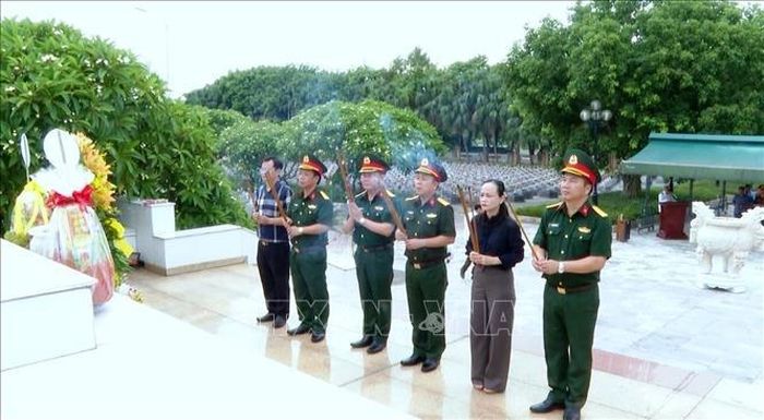 Các đại biểu thành kính dâng hoa, dâng hương tri ân, tưởng nhớ công lao to lớn của các Anh hùng liệt sĩ. Ảnh: Võ Dung/TTXVN
