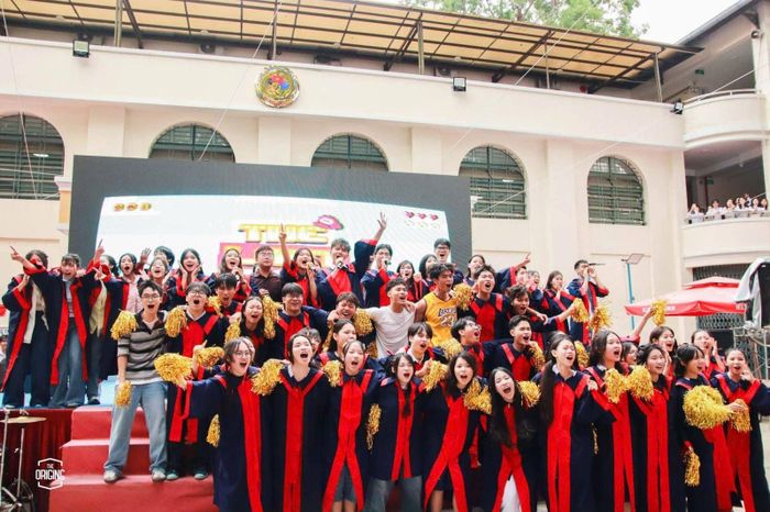 Học sinh lớp 12 trường THPT Lê Quý Đôn (phường Xuân Hòa) hào hứng tham gia các hoạt động tổng kết năm học.