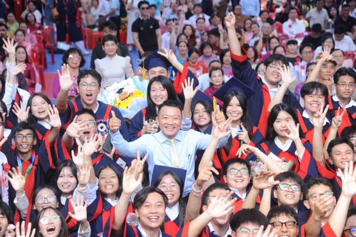 Thầy Nguyễn Trần Khánh Bảo, Hiệu trưởng Trường THPT Marie Curie (phường Xuân Hòa) cùng các em học sinh lớp 12 trong lễ trưởng thành và tri ân.
