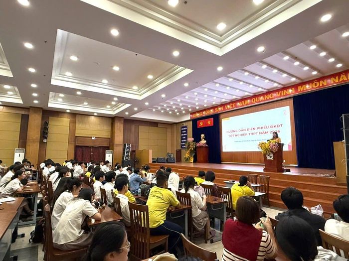 Các em học sinh lớp 12 Trường THPT chuyên Lê Hồng Phong (phường Chợ Quán) trong buổi phổ biến quy chế và hướng dẫn đăng ký thi tốt nghiệp THPT.