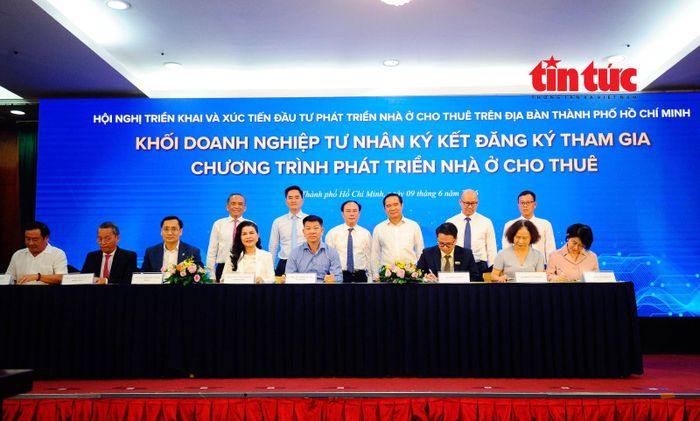 Đại diện khối doanh nghiệp bất động sản đăng ký tham gia chương trình phát triển nhà ở cho thuê tại Hội nghị.