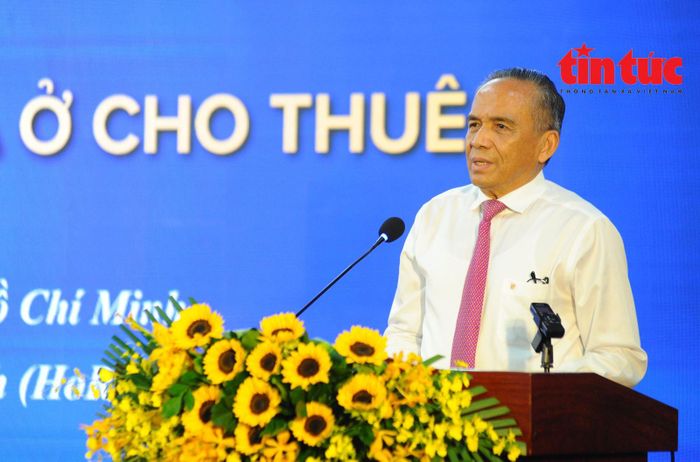 Ông Lê Hoàng Châu, Chủ tịch Hiệp hội Bất động sản TP Hồ Chí Minh trình bày tham luận tại Hội nghị.