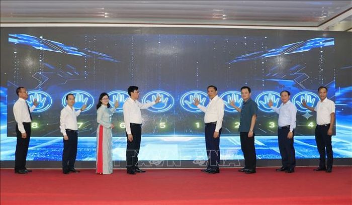 Đại biểu thực hiện nghi thức ra mắt mô hình "Thôn số".
