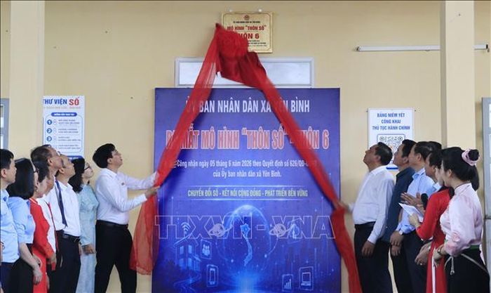Đại biểu thực hiện nghi thức gắn biển công nhận “Thôn số” thôn 6.
