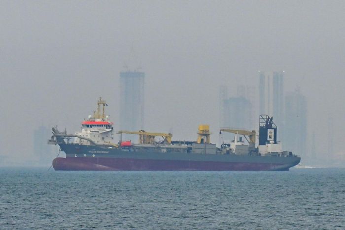 Tàu thương mại neo đậu ngoài khơi bờ biển thành phố Dubai, UAE khi hệ thống hàng hải bị gián đoạn tại eo biển Hormuz, ngày 2/3/2026. Ảnh: Anadolu Agency/TTXVN