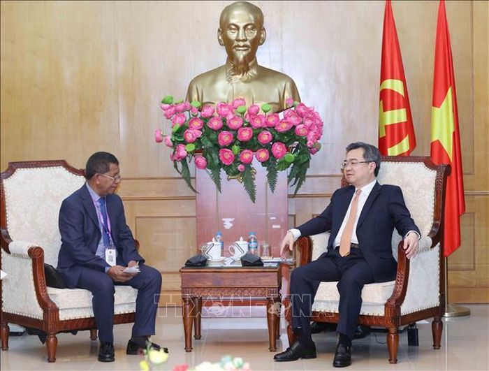 Trưởng Ban Chính sách, chiến lược Trung ương Nguyễn Thanh Nghị và ông Jacinto Rigoberto Gomes de Deus, Phó Tổng Thư ký Thứ nhất Đảng Đại hội Dân tộc Tái thiết Timor - Leste (CNRT). Ảnh: Phương Hoa/TTXVN