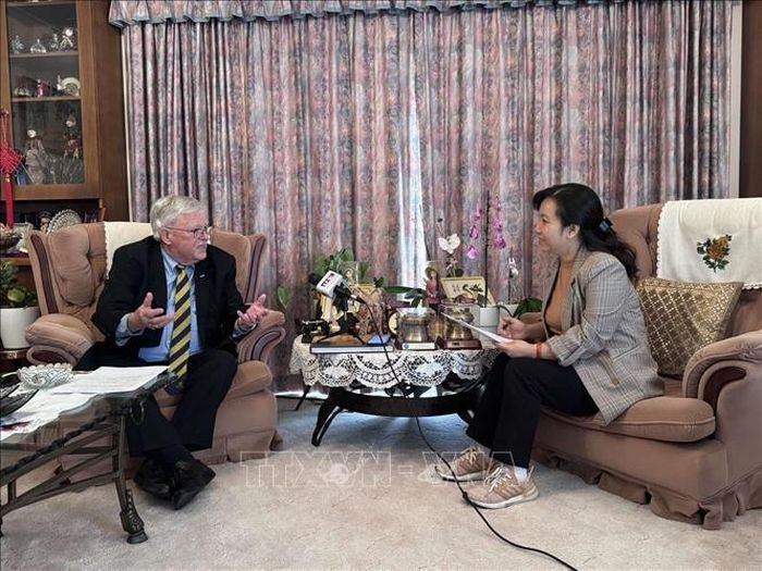 Giáo sư Carl Thayer thuộc Học viện Quốc phòng Australia, Đại học New South Wales trả lời phỏng vấn của phóng viên TTXVN tại Australia. Ảnh: Lê Đạt/PV TTXVN tại Australia.