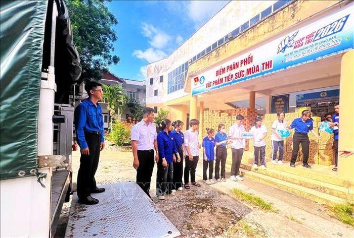 Đoàn viên, thanh niên thành phố Cần Thơ nhiệt tình tham gia chương trình “Tiếp sức mùa thi”.