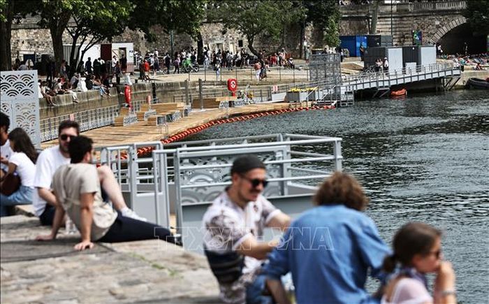 Người dân bên bờ sông Seine tại Paris, Pháp, ngày 5/7/2025. Ảnh minh họa: THX/TTXVN