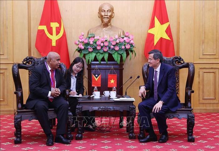Đồng chí Đoàn Minh Huấn, Ủy viên Bộ Chính trị, Giám đốc Học viện Chính trị quốc gia Hồ Chí Minh tiếp ông Estanislau da Conceição Aleixo Maria da Silva, Ủy viên Bộ Chính trị Đảng Mặt trận Cách mạng vì một Timor – Leste Độc lập. Ảnh: Văn Điệp/TTXVN