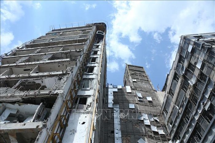 Tòa nhà bị phá hủy sau cuộc không kích tại Tehran, Iran. Ảnh: THX/TTXVN