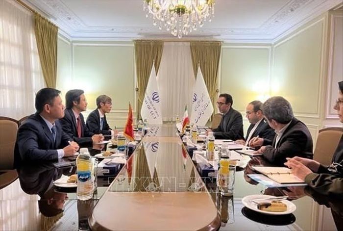 Đại sứ Việt Nam tại Iran Nguyễn Lương Ngọc làm việc với ông M. Haji Zeinolabedini, Vụ trưởng Vụ Hợp tác Quốc tế và Phát triển Xuất khẩu, Bộ Công nghệ về Thông tin và Truyền thông Iran về cơ hội hợp tác trong lĩnh vực khoa học, công nghệ giữa 2 nước. Ảnh: TTXVN phát