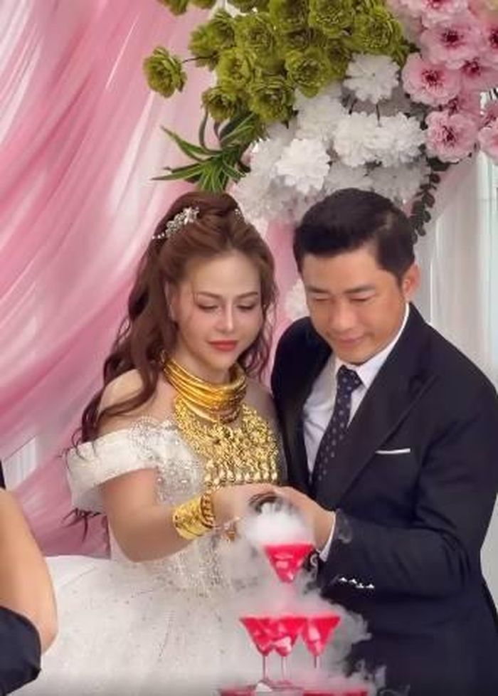 Hình ảnh Kinh Quốc bên cạnh một cô gái trong lễ cưới gây xôn xao mạng xã hội. Ảnh: NVCC/Chụp màn hình.
