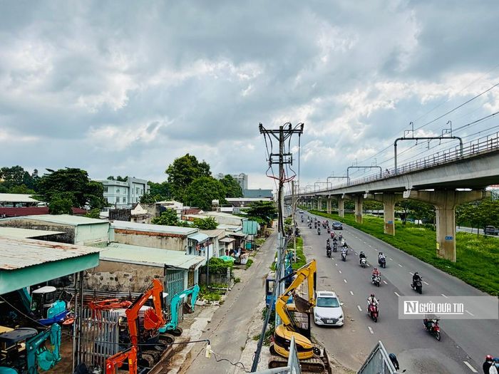 Khi dự án được triển khai trở lại và hoàn tất, khu vực cổng chính Đại học Quốc gia Tp.HCM được kỳ vọng sẽ trở thành nút giao thông hiện đại, đồng bộ với đầy đủ hầm chui, cầu vượt, cầu bộ hành, đường song hành và kết nối tuyến Metro số 1 Tp.HCM, góp phần định hình diện mạo cửa ngõ phía Đông Tp.HCM (trong ảnh là đoạn đường song hành trước cổng chính Đại học Quốc gia Tp.HCM nối ra tuyến Metro, bến xe miền Đông và đi vào Khu công nghệ cao, trung tâm Tp.HCM).